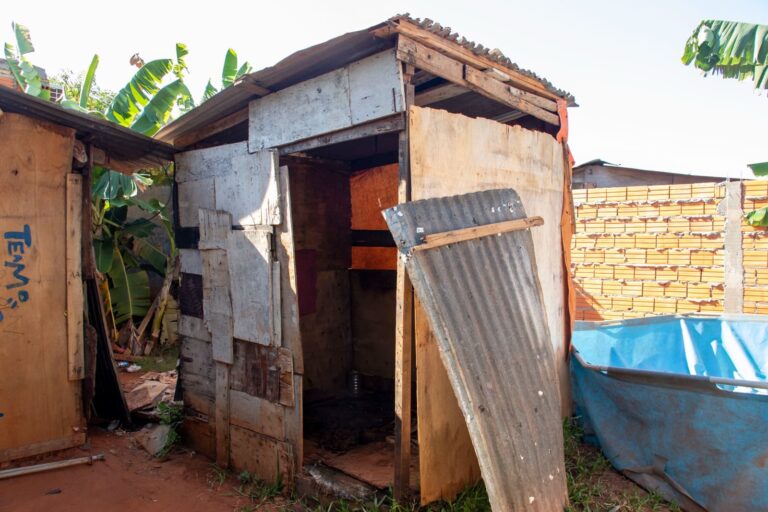 Construcción de baños dignos transforma la vida de familias vulnerables en Luque