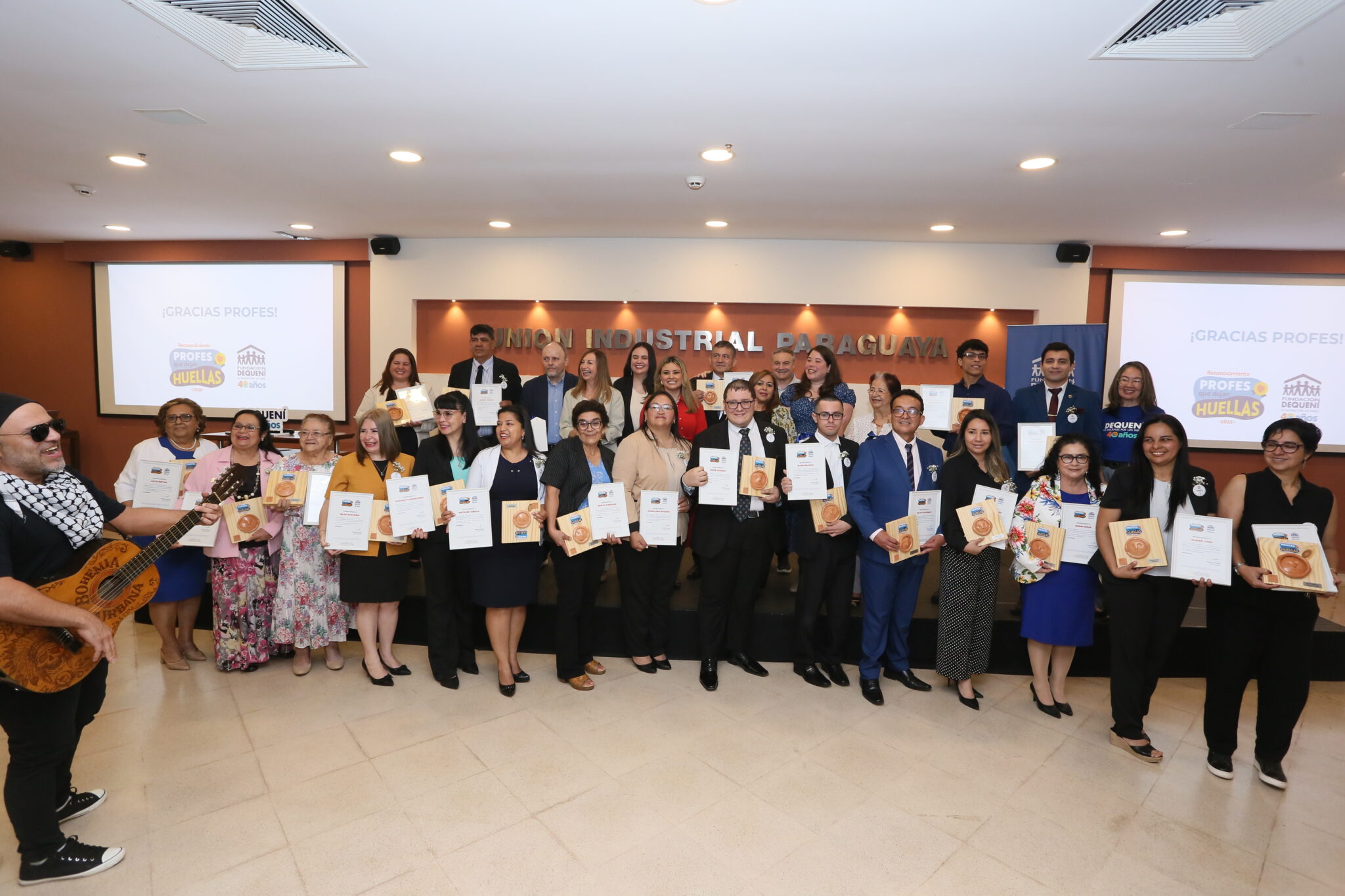Dequení reconoce a maestras y maestros que se destacan por dar buena educación