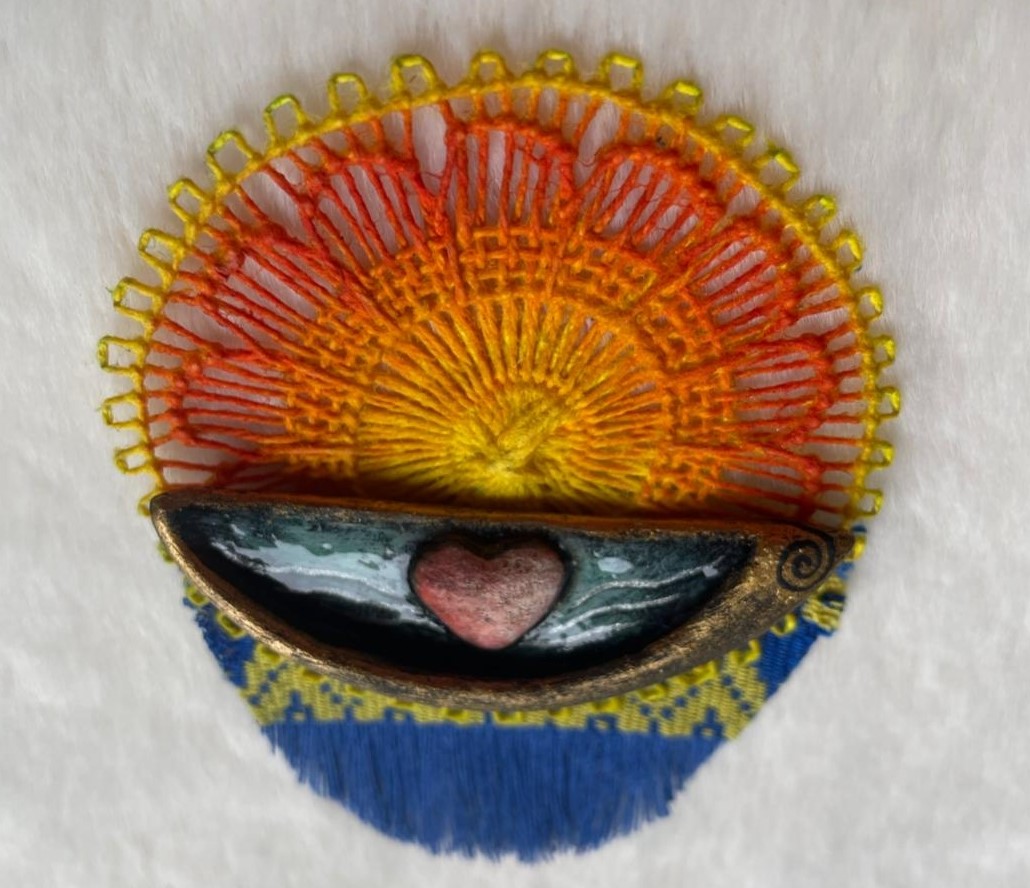 Artista cordillerano crea un maravilloso prendedor en homenaje a Teresa Parodi