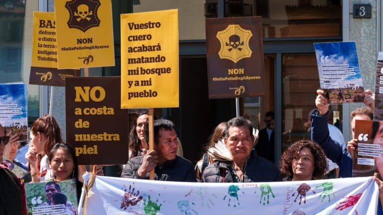 Dos indígenas Ayoreo en Europa ponen en crisis la exportación del cuero paraguayo